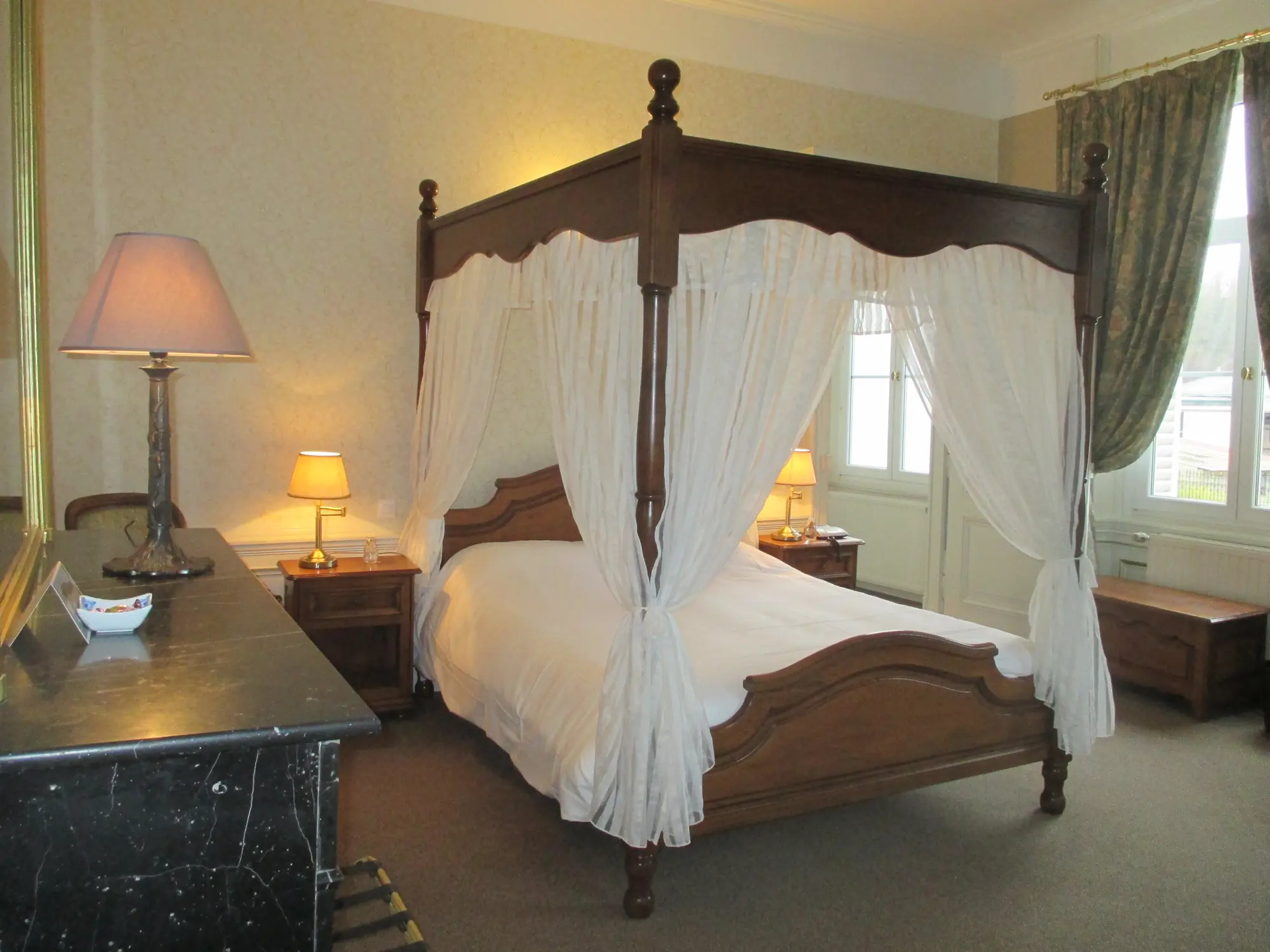 Chambre Supérieure au lit à baldaquin, Château des Monthairons
