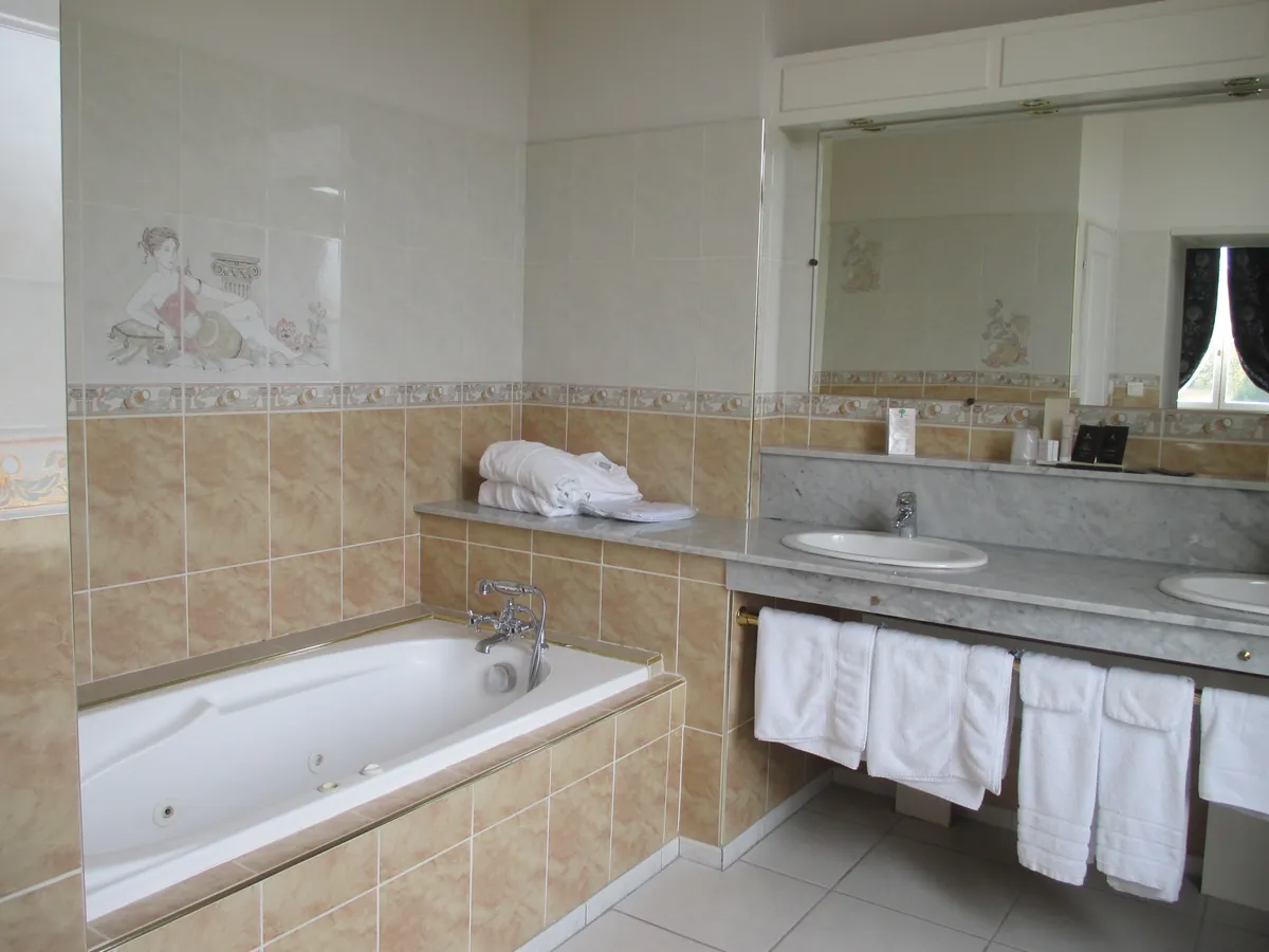 Appartement avec balnéo — La salle de bain — Esprit Château