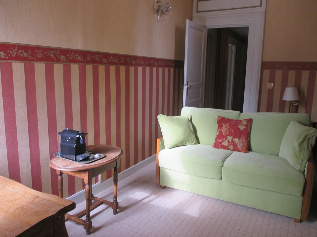 Appartement avec sauna et balnéo — Le salon — Esprit Château