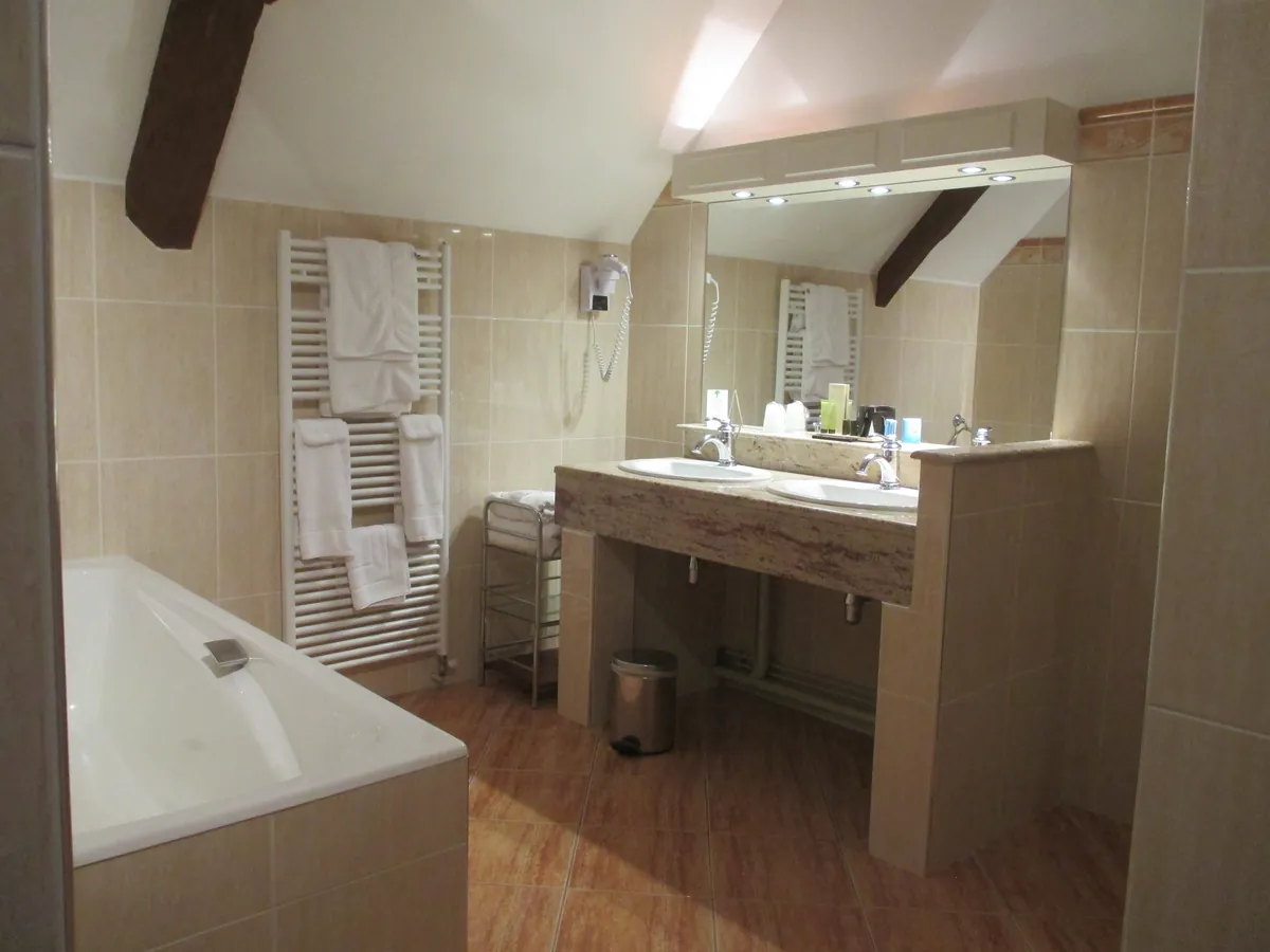 Chambre Duplex Familial — La salle de bain — Meuse-la-Vallée