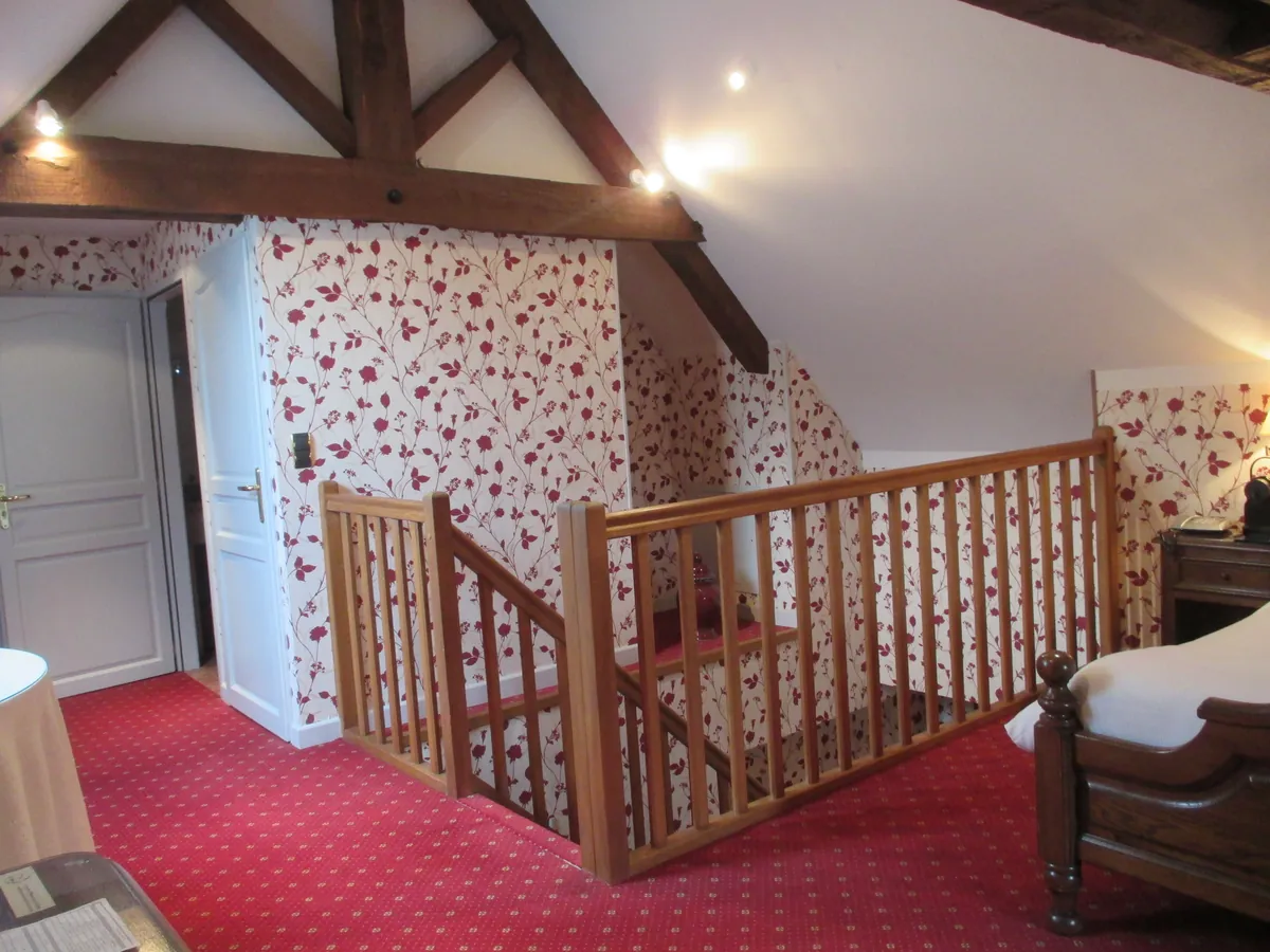 Chambre Intermédiaire — L’escalier — Meuse-la-Vallée