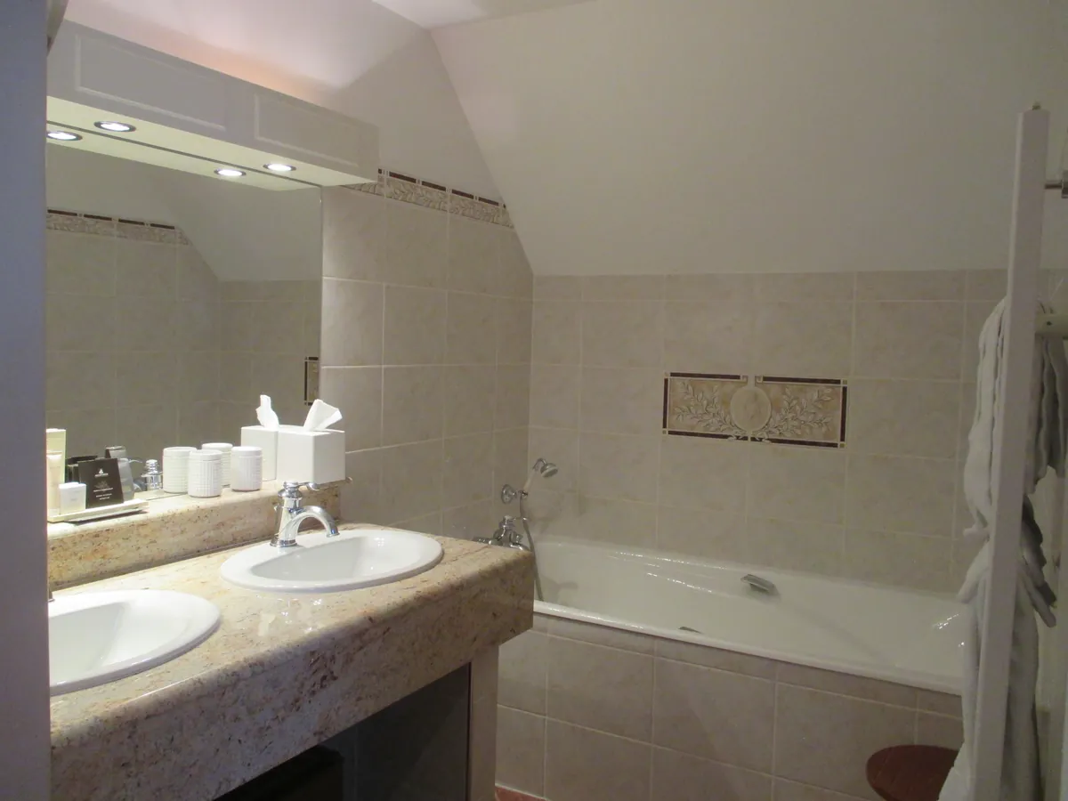 Chambre Intermédiaire — La salle de bain — Meuse-la-Vallée