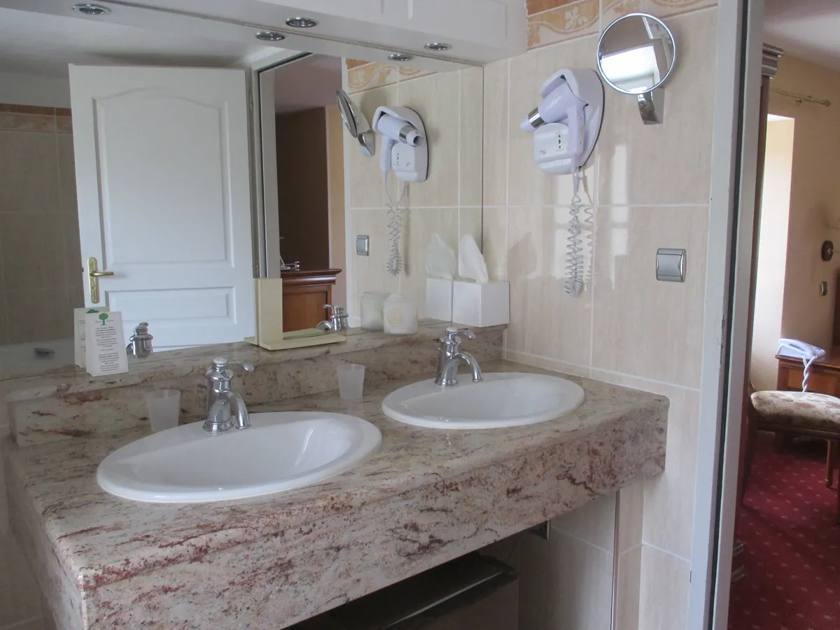 Chambre Intermédiaire — La salle de bain — Meuse-la-Vallée