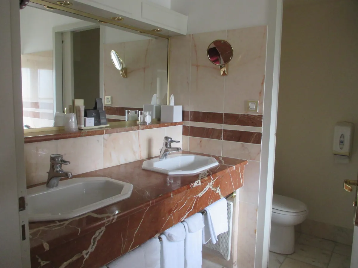 Chambre Intermédiaire — La salle de bain — Note Florale