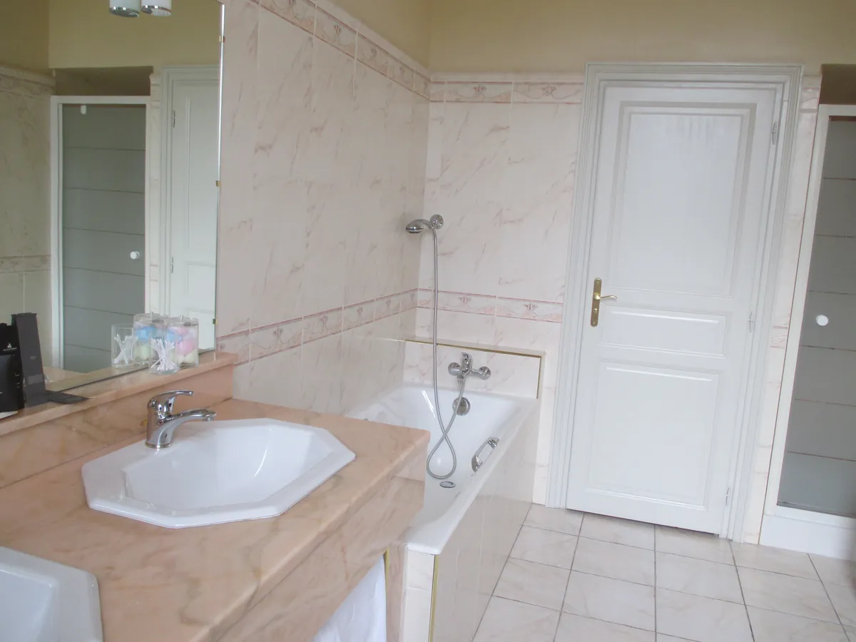 Chambre Très Supérieure — La salle de bain — Esprit Château
