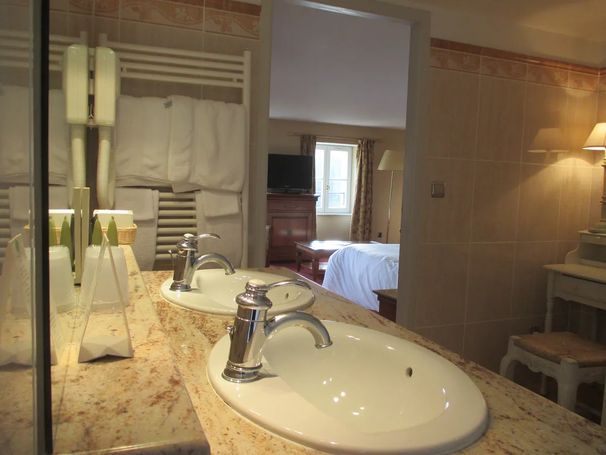 Chambre Très Supérieure — La salle de bain — Meuse-la-Vallée