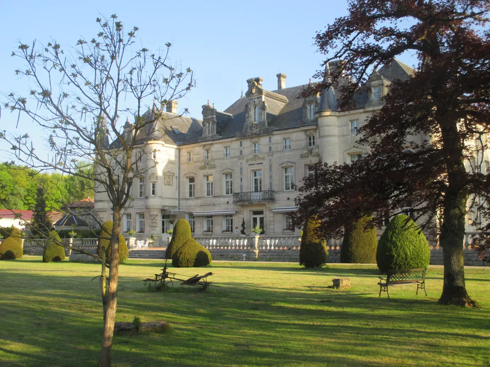 La façade du château au soleil du matin, vue depuis le parc