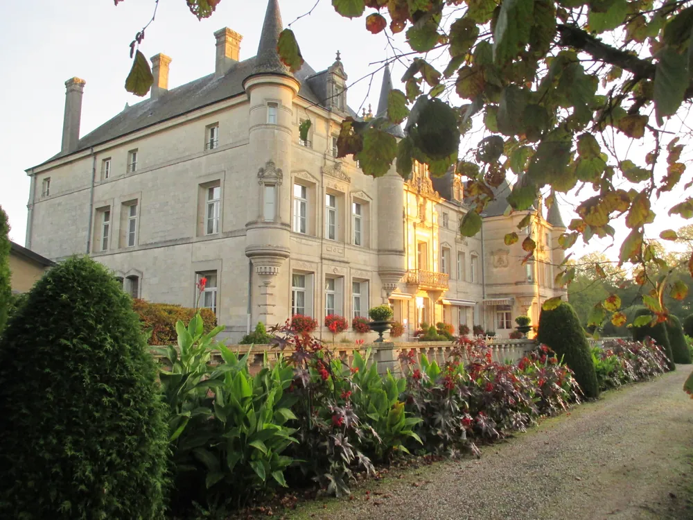 L'allée fleurie menant au château