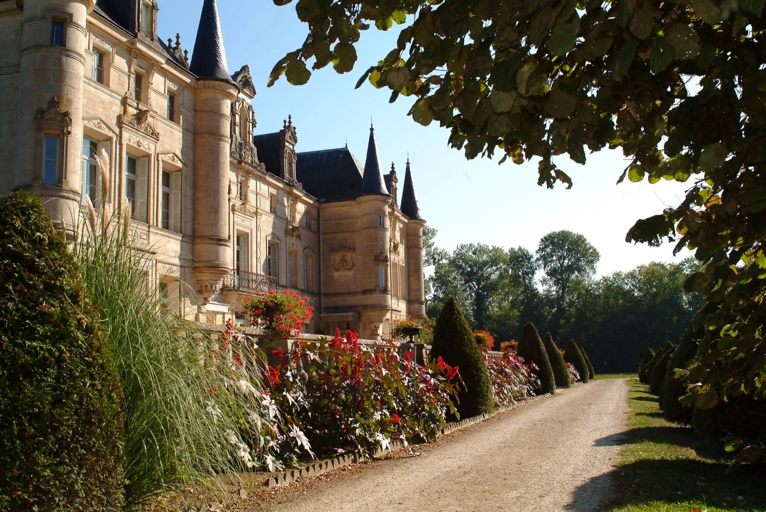 La façade du château et son allée fleurie