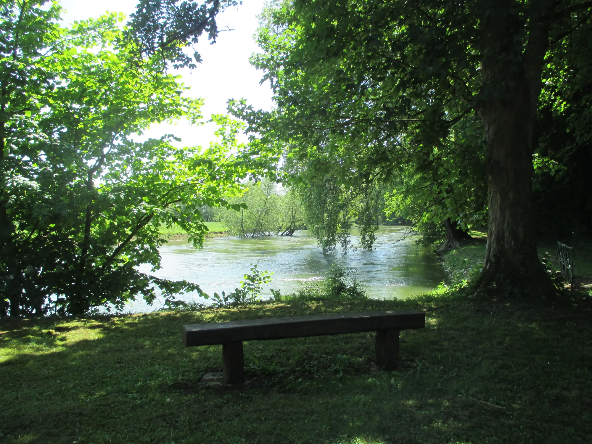 La Meuse au pied du parc du château