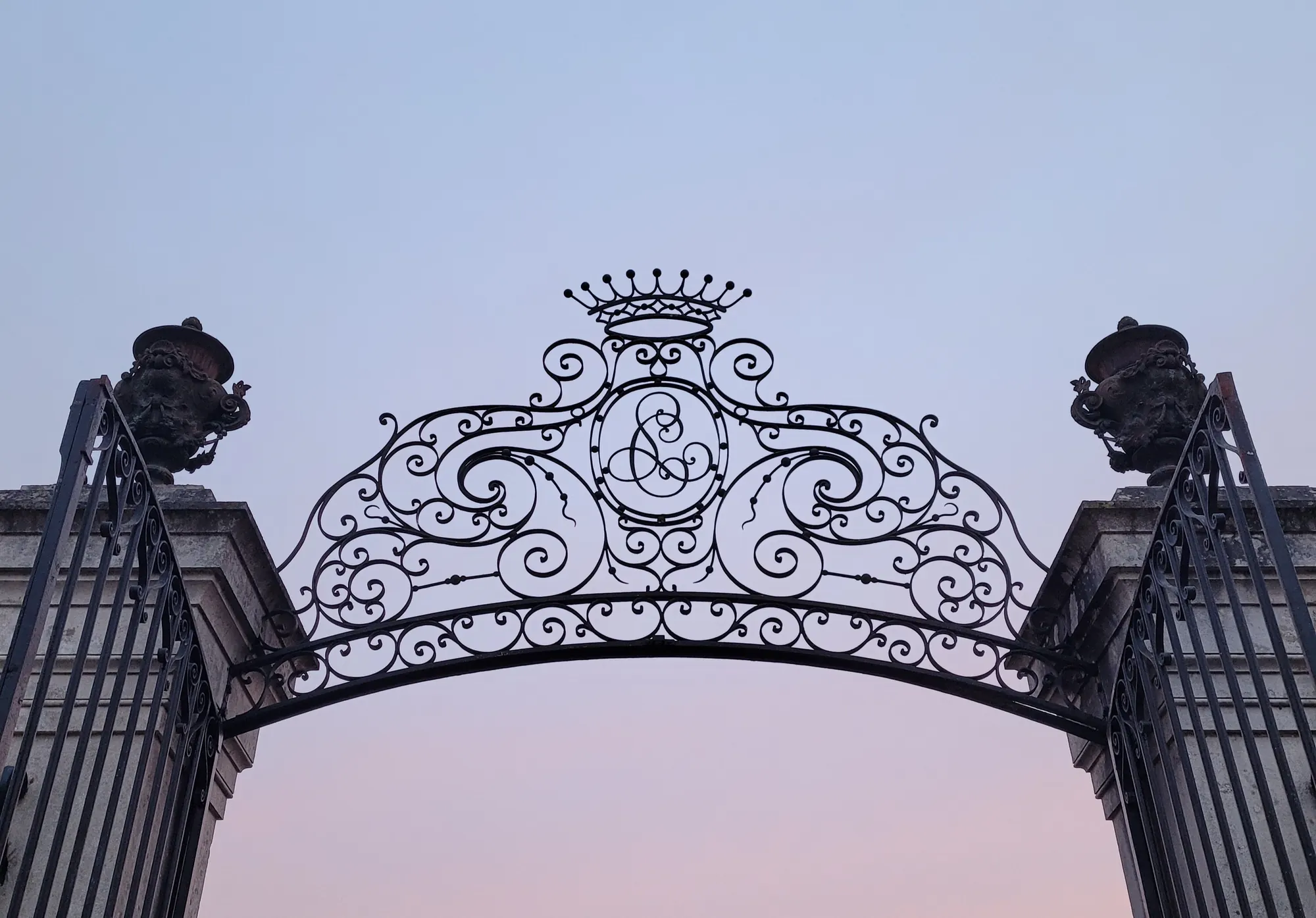 La grille d'honneur du château au crépuscule