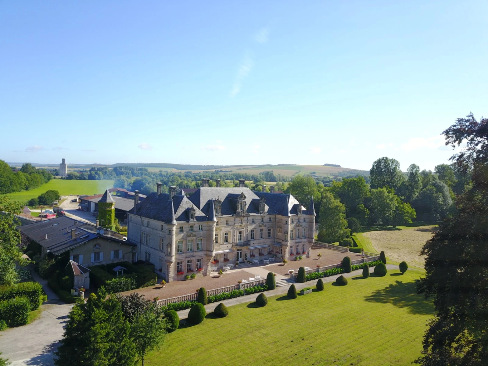 Vue aérienne du Château des Monthairons dans son parc, en vallée de Meuse