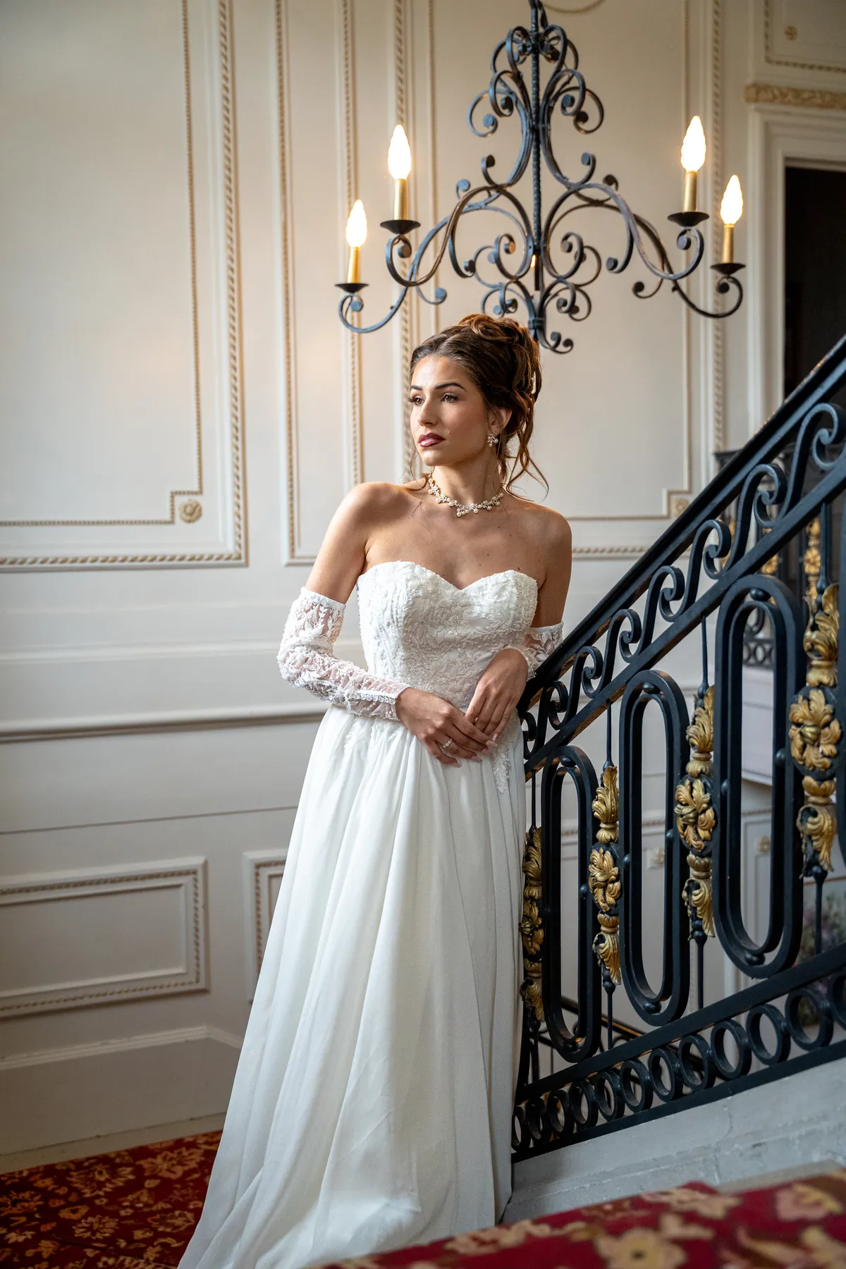 Une mariée dans l'escalier d'honneur du château
