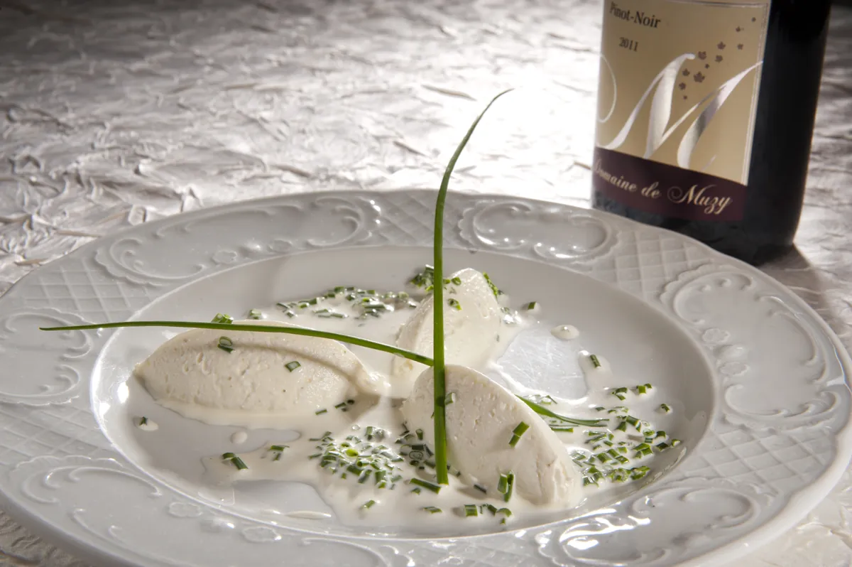 Entrée : quenelles à la crème de ciboulette et Pinot Noir du Domaine de Muzy