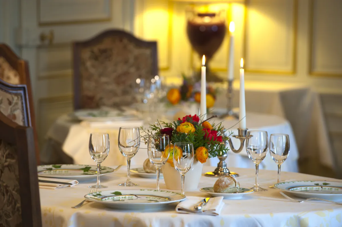La salle du restaurant : table dressée aux chandelles