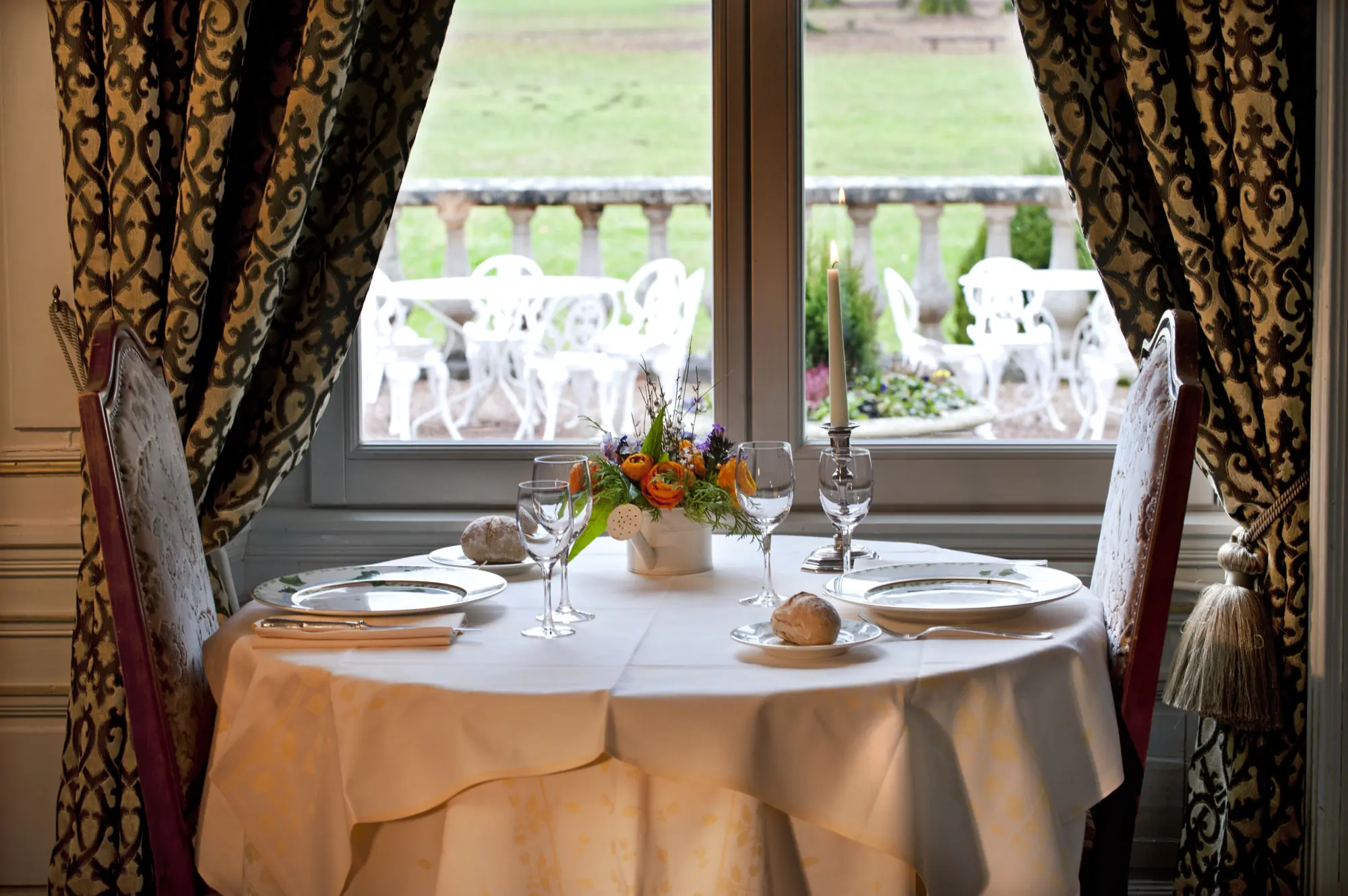 Table dressée face au parc, restaurant du Château des Monthairons