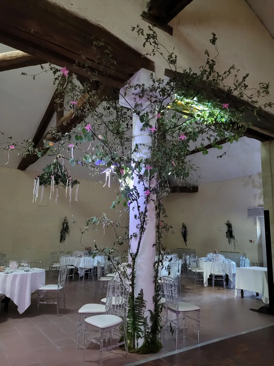 La salle de réception fleurie pour une cérémonie de mariage