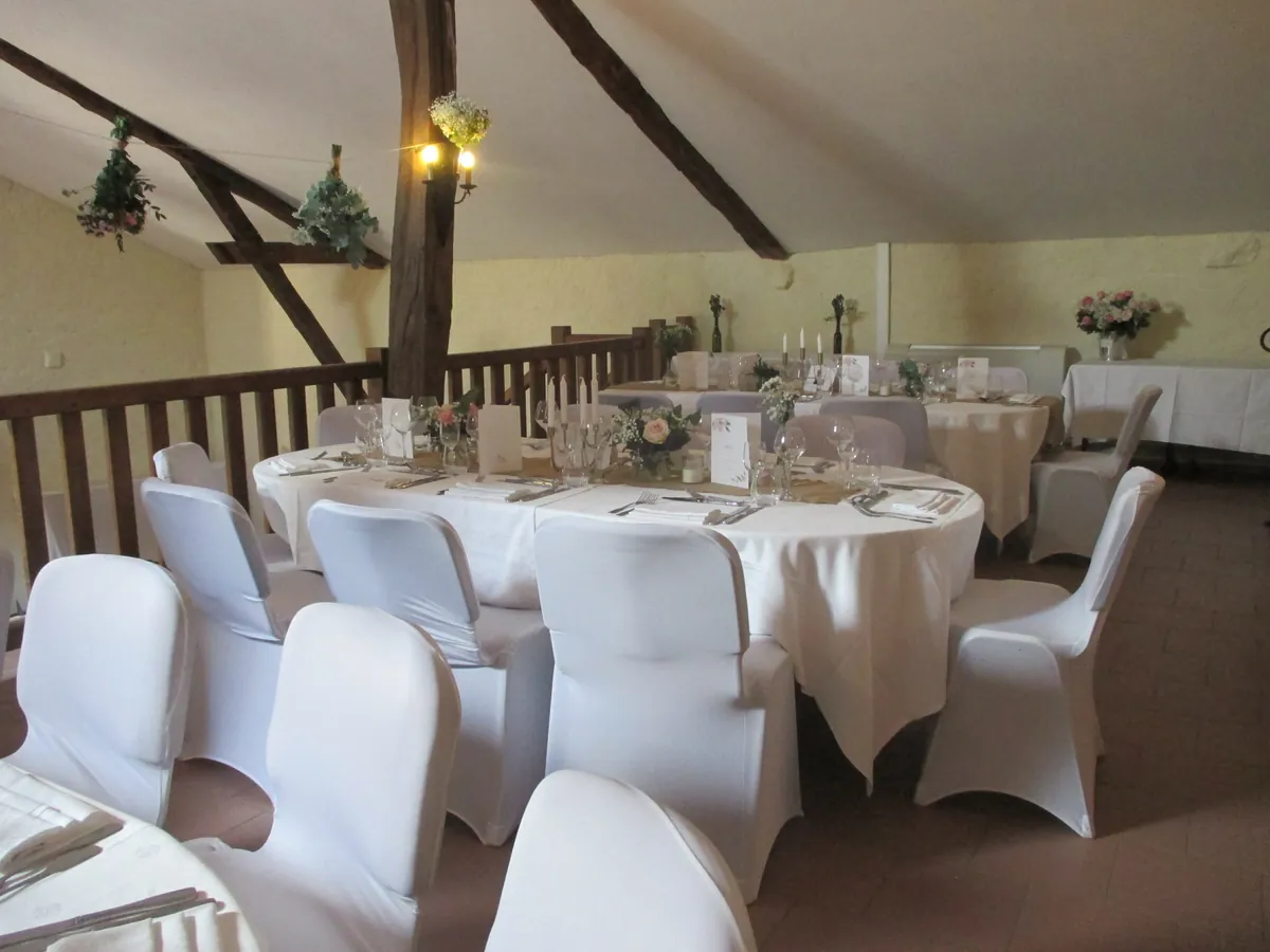 La mezzanine de la salle de réception dressée pour un repas