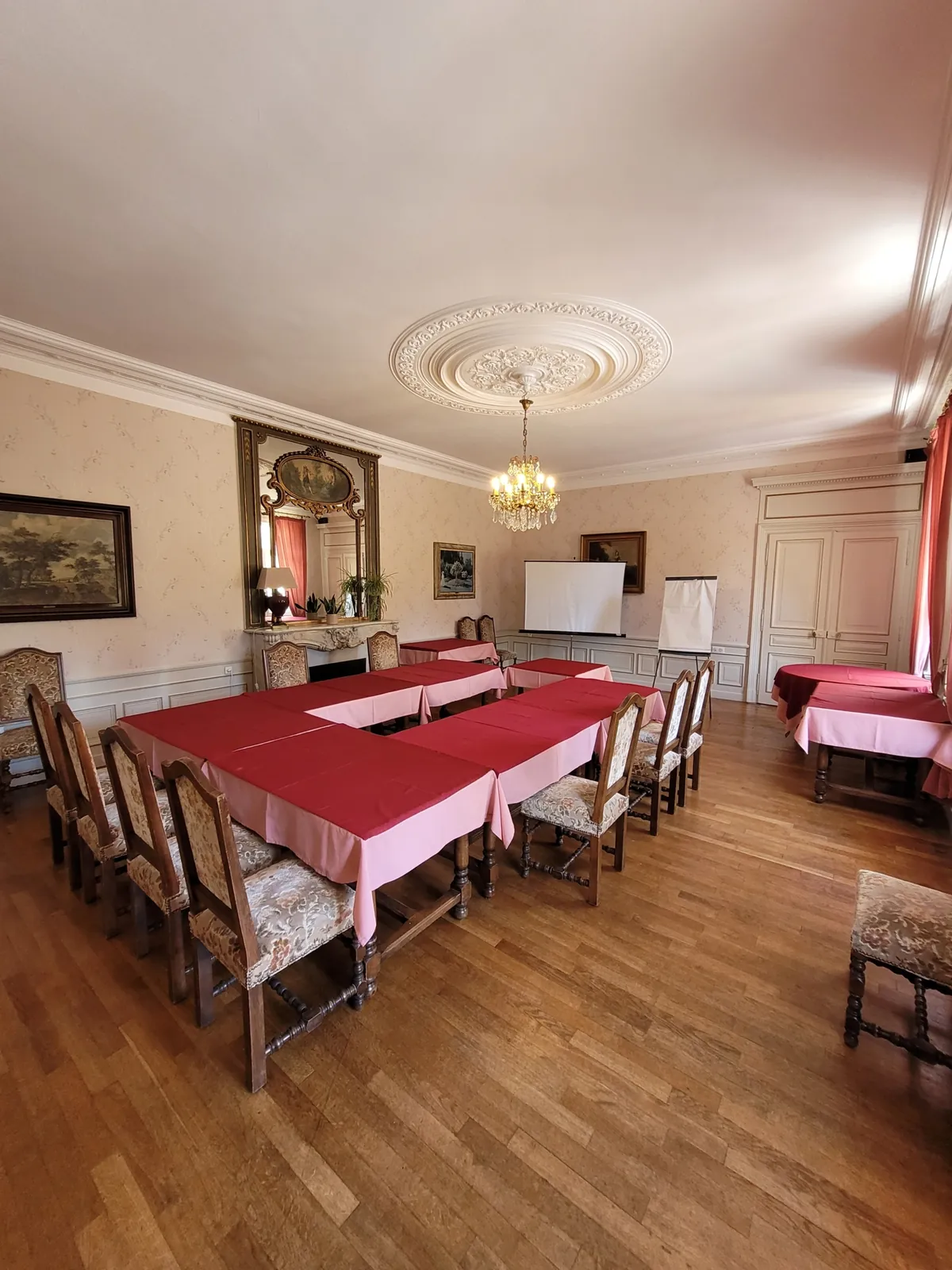 Un salon du château dressé en salle de réunion