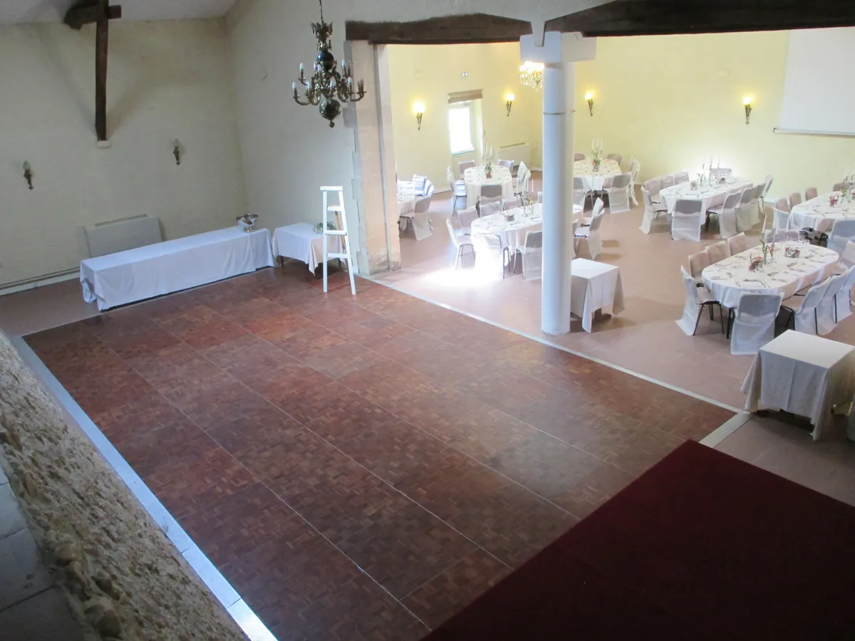 La grande salle vue depuis la mezzanine, piste de danse et tables dressées