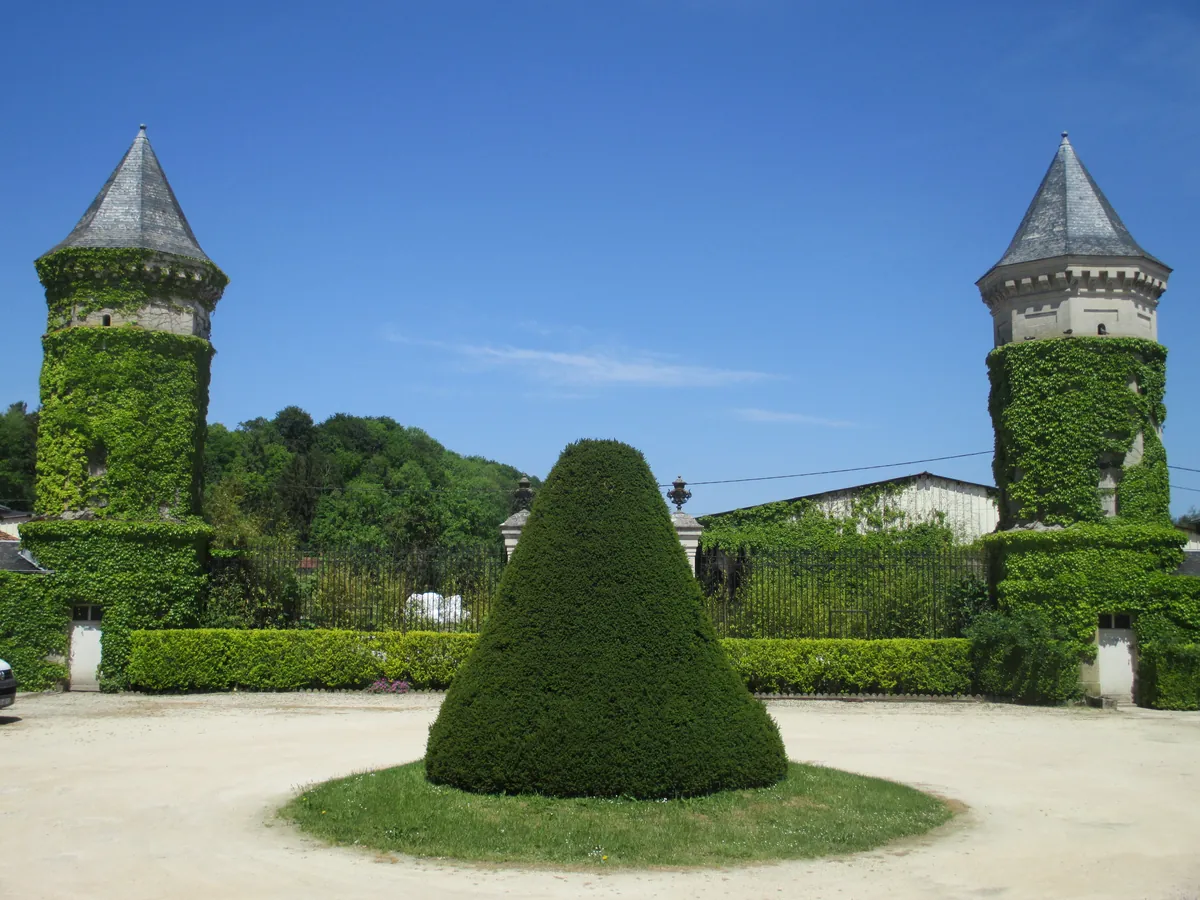 Les deux tours d’entrée couvertes de lierre