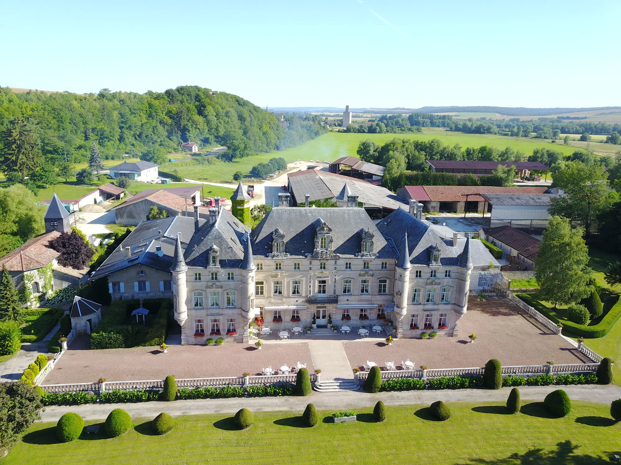 Le château et la vallée de la Meuse vus du ciel